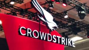 crowdstrike logo in una fiera