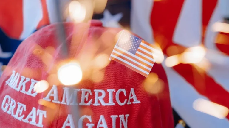 cappello con scritta make america great again e bandiera americana