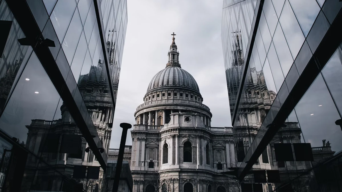chiesa londinese che si riflette sulle vetrate di un palazzo